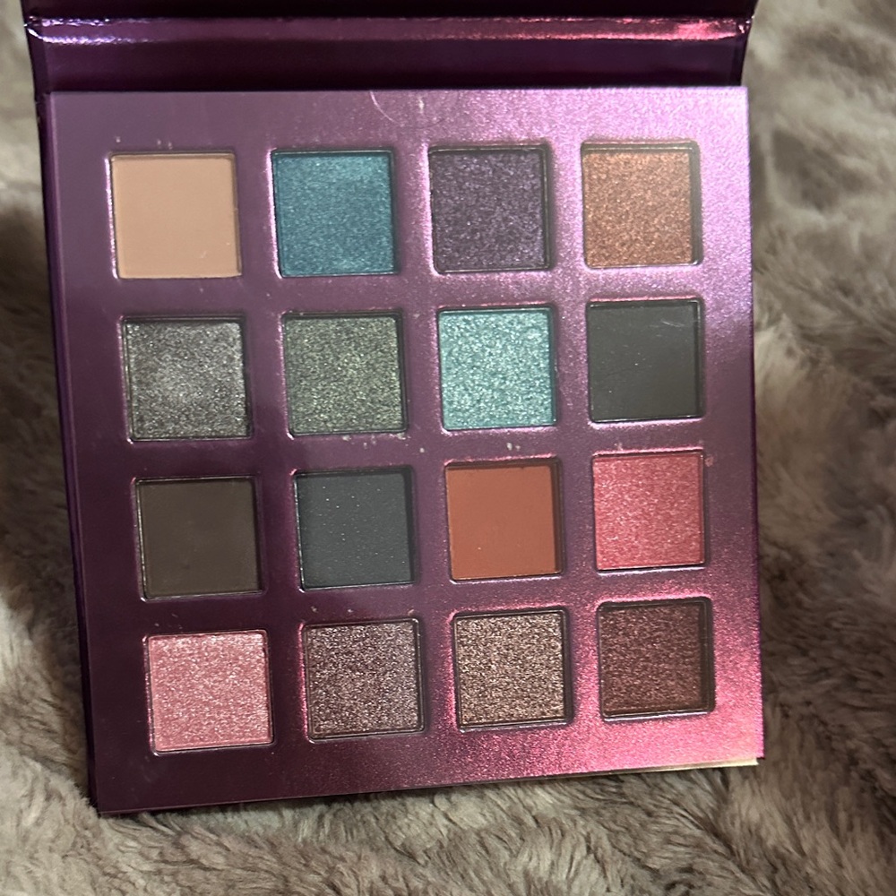 Be a Queen 16 Color Eyeshadow Palette - Purple - Picture 3 of 4